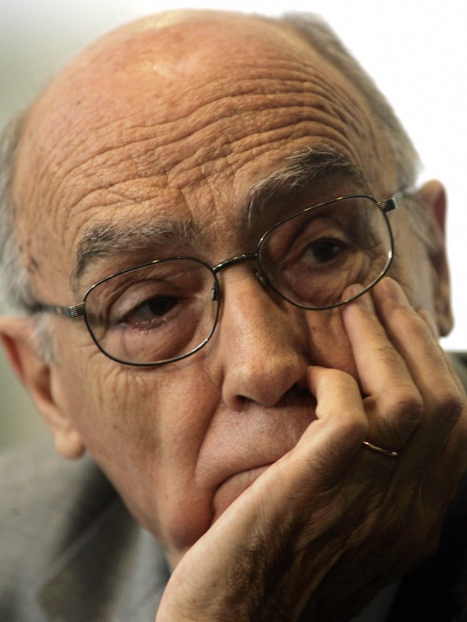 O escritor José Saramago durante uma conferência em São Paulo no ano de 2005 |