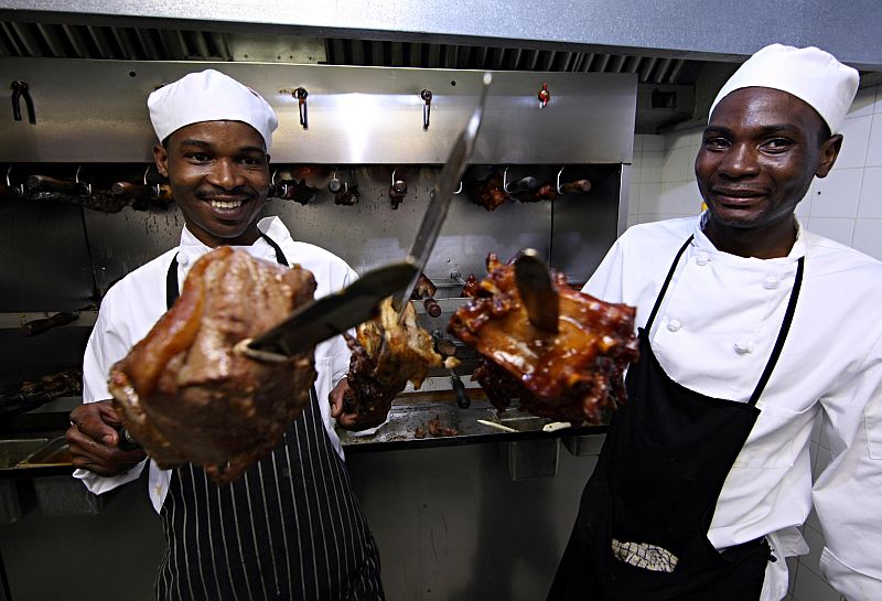 Costa Mkadna e Sonny Manissa, assadores oficiais da churrascaria Rodízio, em Johannesburgo, de propriedade dos portugueses José e Tony da Costa | Albari Rosa/ Gazeta do Povo enviado especial