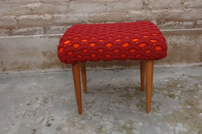 Banqueta de madeira da Zizi Maria com capa de tricô |