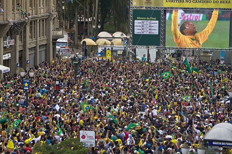 Cerca de 18 mil pessoas acompanharam o jogo na Boca Maldita | Antônio Costa / Agência de Notícias Gazeta do Povo
