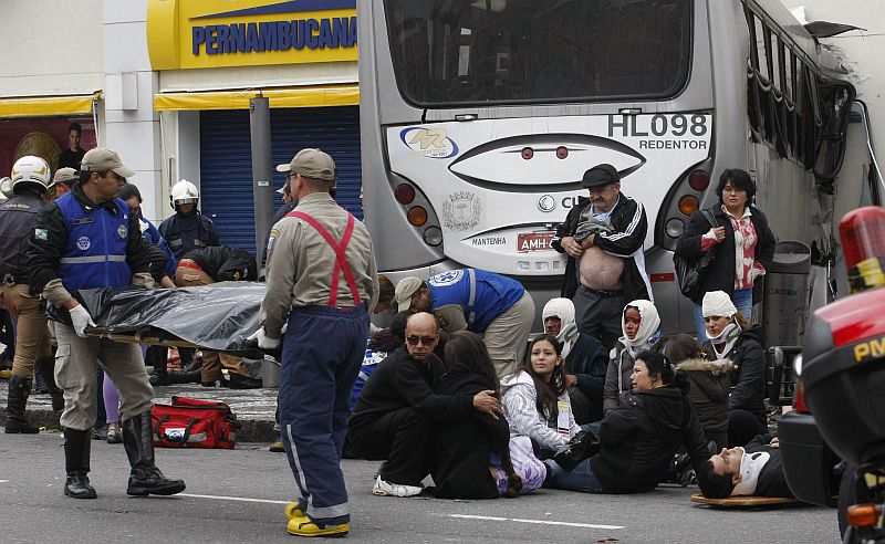 Acidente com ligeirinho na Praça Tiradentes deixa duas pessoas mortas e 25 feridas | Jonathan Campos/Agência de Notícias Gazeta do Povo