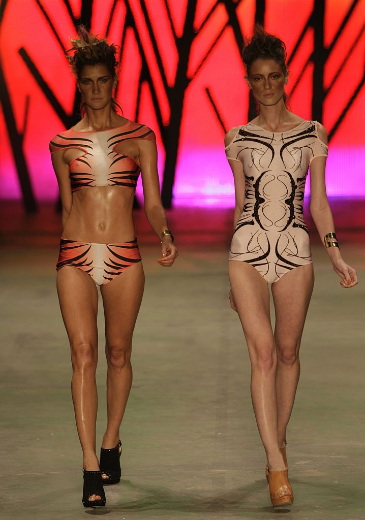 A grife Triya desfilou maiôs e biquínis em lycra, repletos de tiras | Bruno Domingos/Reuters