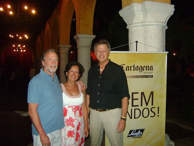 Rodolfo Doubek Filho (à dir.) foi um dos arquitetos brasileiros agraciados com uma viagem e estadia de uma semana em Cartagena das Índias, cidade histórica do Caribe colombiano. Na foto, o badalado arquiteto curitibano com o casal Eliane e William Bennett, ele diretor-presidente da Hunter Douglas do Brasil (leia-se Luxaflex), na recepção oferecida no pátio central do cinco estrelas Santa Clara |