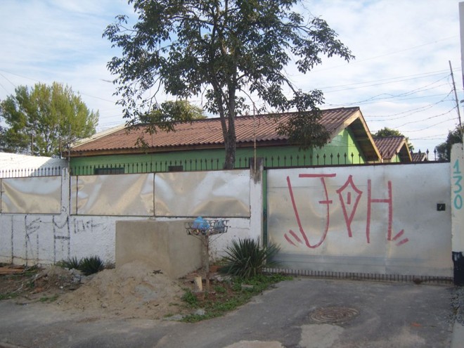 Fachada da casa lar em Colombo: abrigo é escondido por um portão de ferro com cadeado. Só um casal é responsável pela alimentação e pela limpeza do local | 
