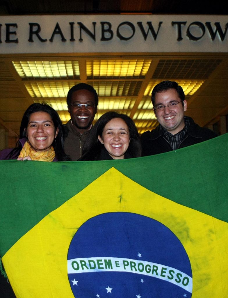 Há somente 25 brasileiros no Zimbábue. Alessandra, Viviane ao lado do marido zimbabuano e Márcio não perderam a chance de ver a seleção | Albari Rosa/ Gazeta do Povo enviado especial