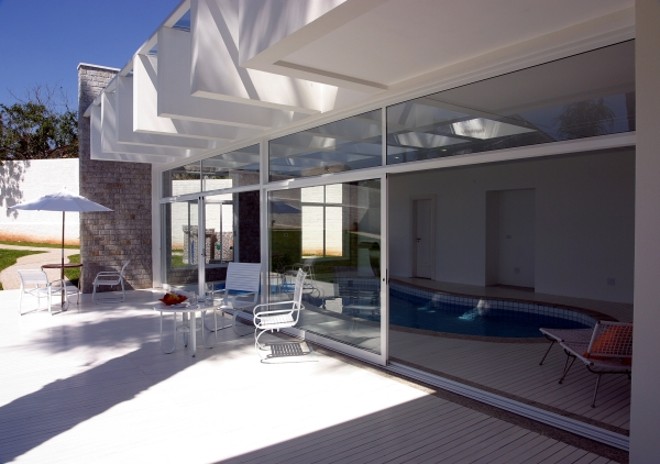 Projeto de Carlos Lupatini: amplitude com estrutura de concreto | 