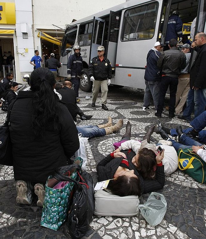 O ônibus ficou muito danificado e os feridos receberam os primeiros socorros no local |