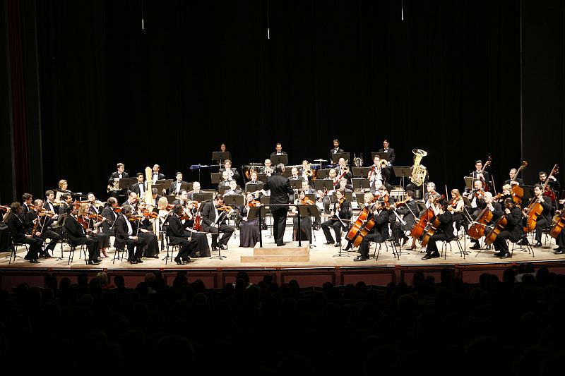 Músicos da Orquestra Sinfônica do Paraná em ação: abaixo-assinado encabeçado pelo violoncelista Jasson Passos requisita melhorias nas condições gerais de trabalho. Para diretora do CCTG, ação é folclórica e acontece todos os anos | Antonio Costa/Gazeta do Povo