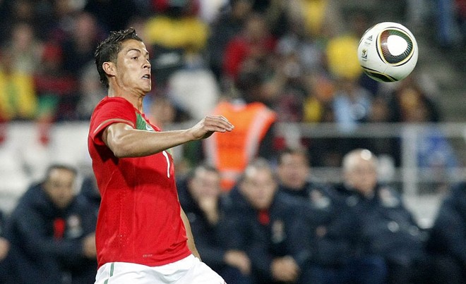 Cristiano Ronaldo em ação contra Moçambique: astro atraiu sul-africanos para o confronto de ontem | 