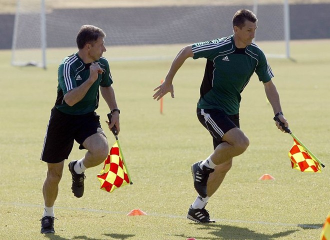 Os auxiliares Altemir Hausmann e Roberto Braatz correm durante o treino da Fifa na África do Sul | 