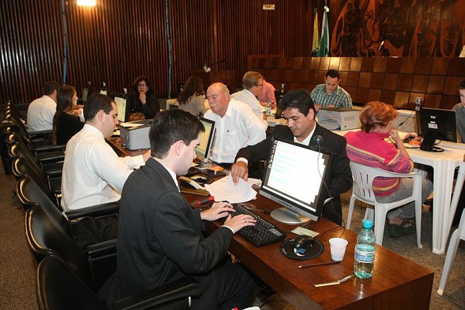 Servidores da Assembleia no primeiro recadastramento: processo foi concluído, mas deixou dúvidas que a Casa promete sanar com o segundo cadastro | Albari Rosa/ Gazeta do Povo