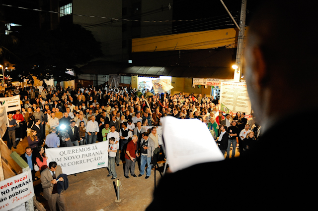 Após caminhada pelas ruas do centro, manifestantes se concentraram próximos ao Terminal Urbano em Maringá | Fábio Dias/Jornal de Maringá