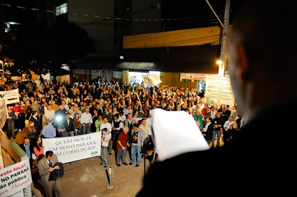 Após caminhada pelas ruas do centro, manifestantes se concentraram próximos ao Terminal Urbano em Maringá | Fábio Dias/Jornal de Maringá