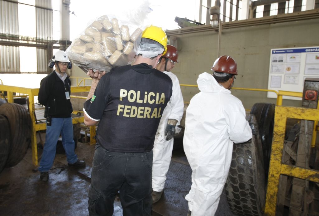 Uma tonelada de maconha foi queimada ontem, na Grande Curitiba | Daniel Castellano/Gazeta do Povo