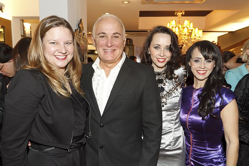 O badalado designer de sapatos Fernando Pires com Cinthia Micheletto (à esq.) e Maribel Cassia de Souza (à dir.), sócias da House of Shoes by Fernando Pires, e Renata Souza, filha de Maribel, no concorrido coquetel de inauguração da loja, na última quinta-feira, na Alameda Dr. Carlos de Carvalho | Diego Pisante
