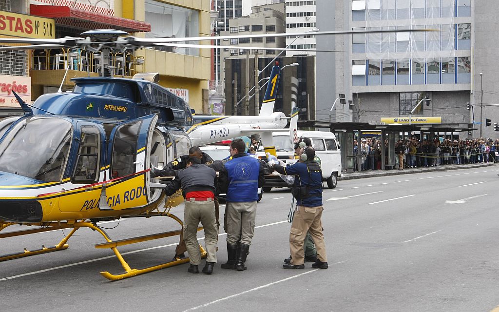 Helicóptero da Polícia Rodoviária ajudou nos resgates: uma das vítimas, Carlos Brantes, morreu a caminho do hospital | Jonathan Campos/Gazeta do Povo