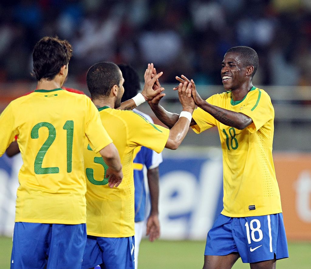 Seleção brasileira força o ataque contra a modesta Tanzânia: goleada por 5 a 1 não mostrou nada de surpreendente, mas serviu para valorizar os reservas, que entraram em campo melhor do que muitos titulares | Albari Rosa/Gazeta do Povo Enviado especial