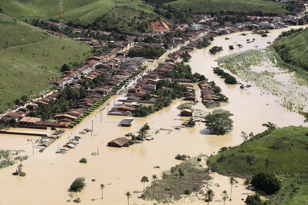 Vista área mostra casas debaixo d´água em razão do transbordamento do rio Jacuípe, em Alagoas | Ag Alagoas/Thiago Sampaio-Handout / Reuters