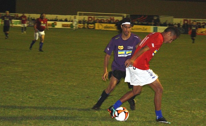O atacante Neymar do Santos foi uma das atrações do jogo festivo | 