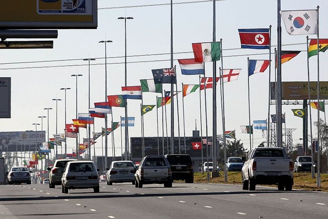 Avenida que liga o aeroporto à cidade de Johannesburgo: Copa em todo lugar |