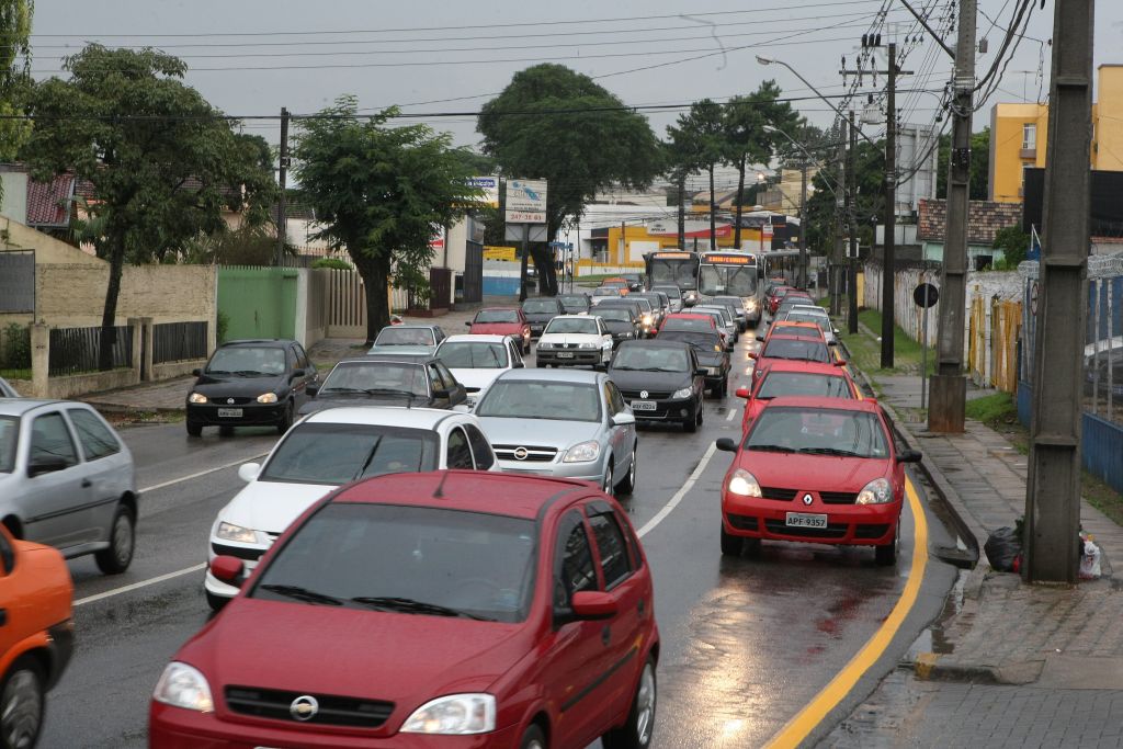 Contran determinou que chips sejam instalados nos para-brisas dos veículos | Pedro Serápio/Gazeta do Povo