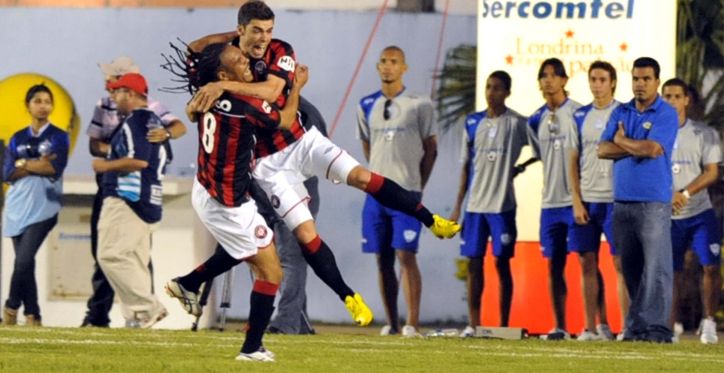 Jean é abraçado por Claiton na vitória sobre o Corinthians | Gilberto Abelha / Jornal de Londrina
