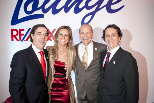 Os portugueses José Victorino (à esq.), Susana de Queirós e Paulo Carmona (este à dir.) com o empresário paulista Renato Teixeira, da Re/Max Brasil, no badalado coquetel de lançamento da rede norte-americana de franquias imobiliárias. O evento reuniu centenas de corretores e convidados nesta terça-feira no Buffet du Batel. Os três executivos portugueses, responsáveis pela marca em Santa Catarina e Rio Grande do Sul, assumiram também a operação no Paraná | Silvio Aurichio