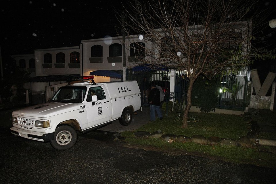 Veículo do IML recolhe corpo do escritor Wilson Bueno na casa dele, no bairro Santa Cândida, em Curitiba: polícia suspeita que ele foi vítima de uma tentativa de roubo | Pedro Serápio/Gazeta do Povo
