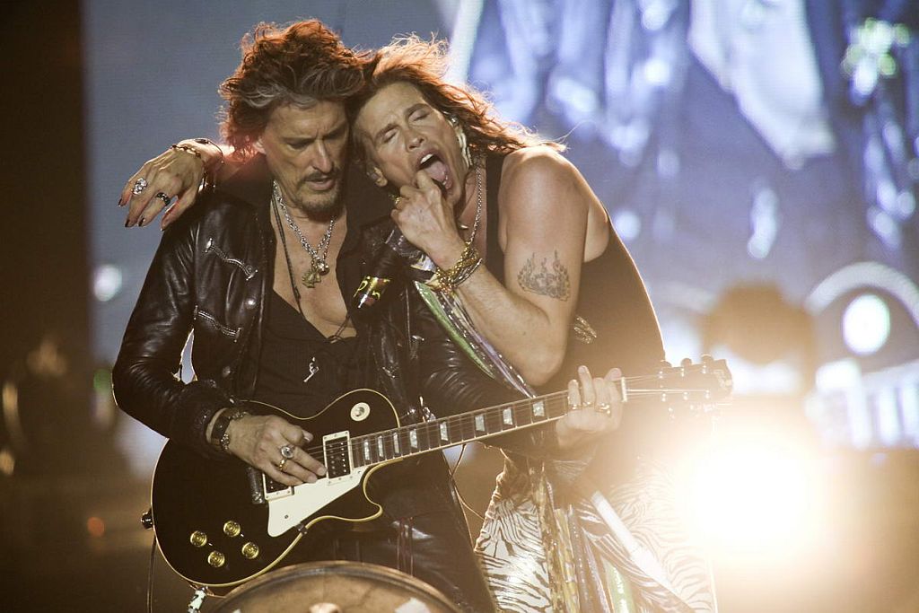 Joe Perry e Steven Tyler abraçados no palco: bom sinal | MRossi/Divulgação