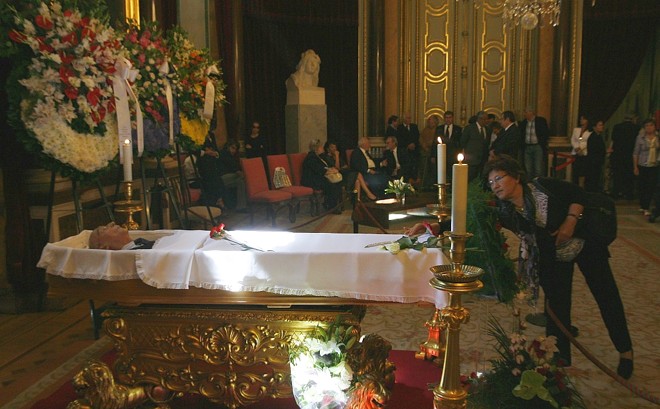 Público presta última homenagem ao escritor José Saramago durante velório em Lisboa |