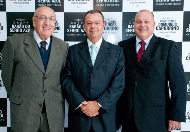 A campanha do advogado Domingos Caporrino (à dir.) à presidência do Clube Curitibano pela chapa Barão do Serro Azul, de situação, foi lançada durante um jantar que reuniu mais de 300 associados do clube na quinta-feira. Entre os presentes estavam o médico Júlio Gomel (à esq.), seu vice, e o ex-presidente Manoel Diniz |