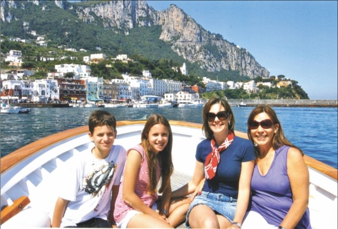 Em férias italianas, a translumbrante Capri, entre tantas maravilhas que encantaram o quarteto curitibano. No barco, a advogada curitibana Lucia Fernandes Stall (última da esq. para dir.) com a filha Rafaela Fernandes Stall,e os netos Enrico e Chiara Stall Leite | 
