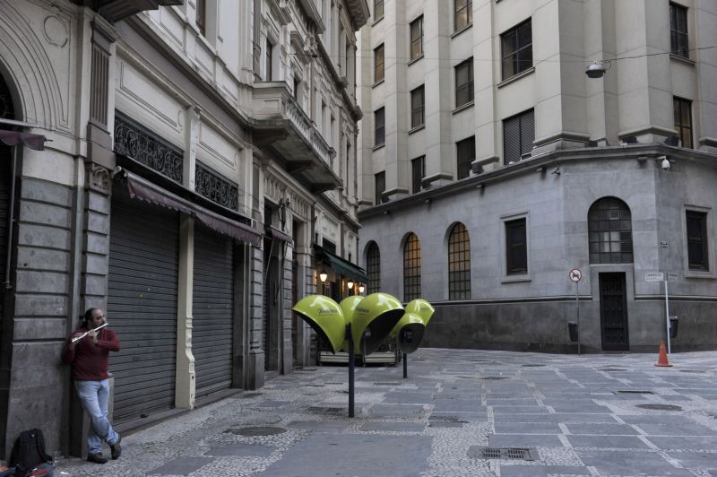Rua em frente ao prédio da Bovespa (à dir.), ontem à tarde, durante o jogo do Brasil: pouco movimento dentro e fora da bolsa | Mauricio Lima/ AFP