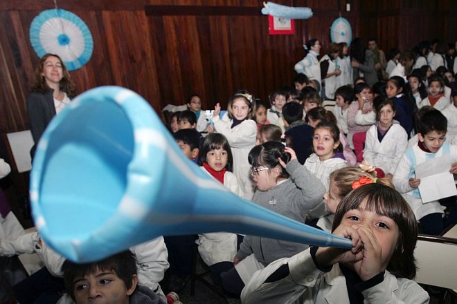 109 decibéis é quanto chega a medição da pressão sonora de uma vuvuzelada, com o aparelho de captação do som a dois metros de distância. O tolerável para o ouvido é 80 decibéis. Pior: a frequência do ruído chega a 4.000 hertz, pelo menos cinco vezes mais do que o recomendável pelos médicos | Maxi Faila/AFP