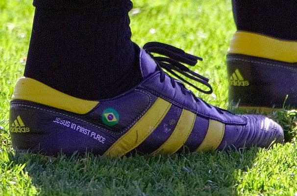 No detalhe, chuteira do meia Kaká traz a frase "Jesus in first place" (Jesus em primeiro lugar" | Fabrice Coffrini / AFP