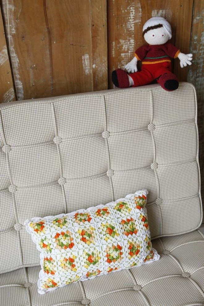 Almofada também em crochê por R$ 55 na Mundillo |