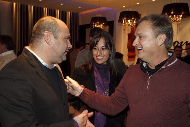 O empresário Hélio Ballarotti (à dir.) e a gerente do Balaroti Design, Monique Kahale, com o arquiteto Fernando Schwertner no badalado coquetel realizado anteontem no Lounge Balaroti da Casa Cor, da qual a rede de materiais de construção é patrocinadora local |