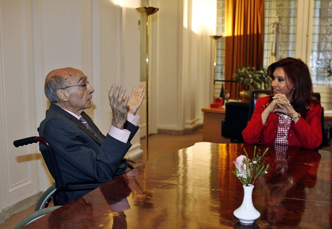 O escritor José Saramago conversa com a presidente da Argentina Cristina Kirchner durante encontro em 2007 |