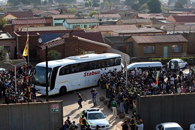 O ônibus do Brasil chega ao Soweto: equipe teve segurança reforçada no trajeto e no estádio para garantir a tranquilidade na visita à região mais pobre da África do Sul | 