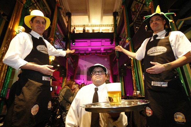 Funcionários do bar Ao Democratas, no Centro: quadro será ampliado em 15% durante o mundial de futebol | 