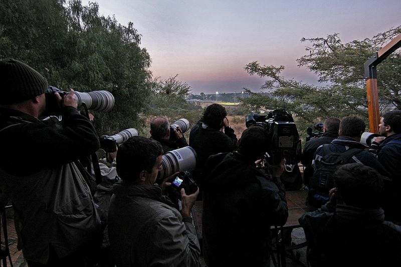 Com mais um treino fechado, fotógrafos e cinegrafistas têm de encontrar lugares estratégicos para registrar a seleção | Albari Rosa/Gazeta do Povo enviado especial