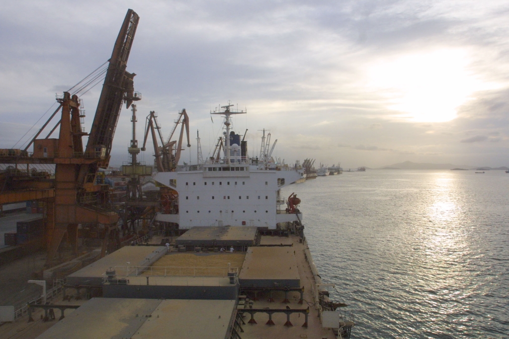 Embarque de soja: dependência crescente de commodities preocupa | Pedro Serápio/Gazeta do Povo