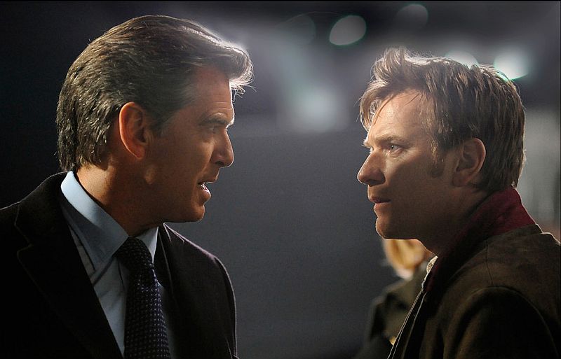 Pierce Brosnan (esq.) e Ewan McGregor conduzem a trama redonda de O Escritor Fantasma | Divulgação