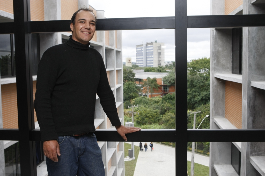 Mauro Souza Gonçalves, de 31 anos, largou o emprego para fazer um curso profissionalizante de dois anos: valeu a pena, diz ele | Aniele Nascimento/ Gazeta do Povo