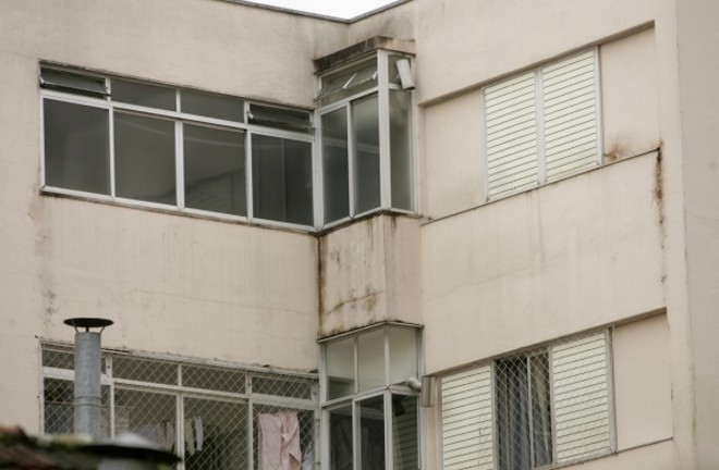 A ausência de soleiras nas janelas provoca manchas na pintura externa do prédio |