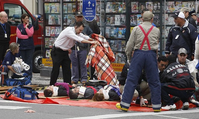As vítimas, que foram socorridas no local do acidente, estavam imobilizadas para a avaliação do estado de saúde |