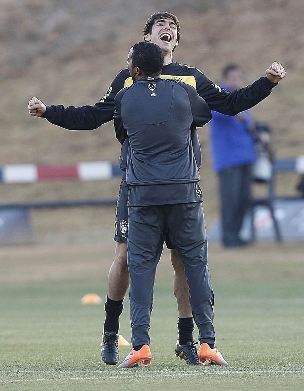 Robinho abraça Kaká no treinamento de ontem. Mesmo fora do jogo com Portugal, o camisa 10 da seleção brasileira foi escolhido para dar entrevista | Fotos: Valterci Santos/Gazeta do Povo enviado especial