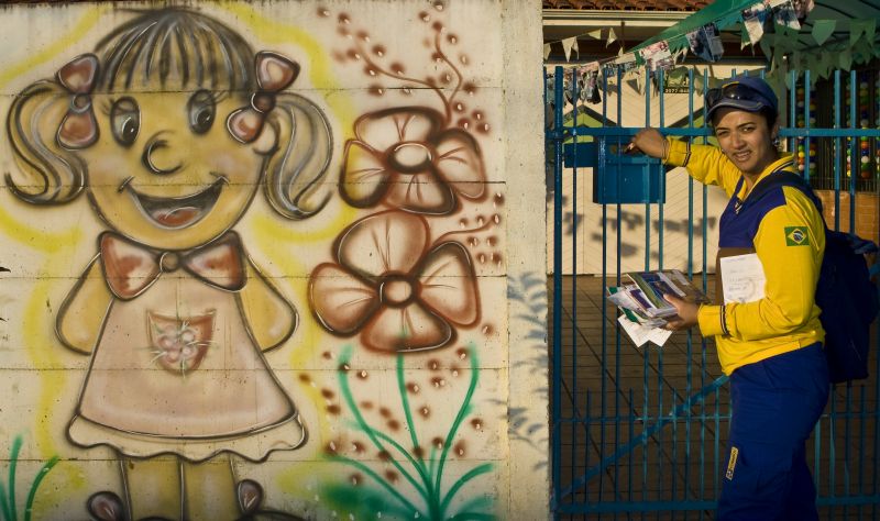 Simone do Rocio Meira da Silva, 38 anos, entrega cartas há oito em Curitiba: carteiros conquistaram o 2º lugar na pesquisa, com 92% de aprovação | Antonio Costa/Gazeta do Povo