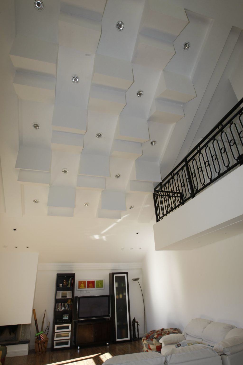 No projeto da arquiteta Flavia Caldeira para a casa de Diuly Venson, o desenho em gesso no forro segue a inclinação do telhado | Aniele Nascimento/Gazeta do Povo