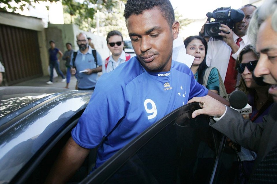 Cleyton Silva, motorista de Bruno, deixa a delegacia: carro do goleiro está apreendido | André Mourão/ Ag. O Dia